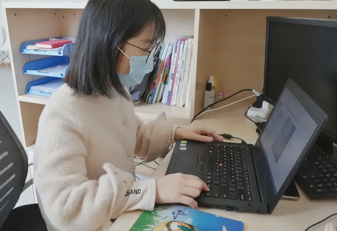 老师辱骂学生被网友怒批,学校处分之后,其他学生还原了"真相"