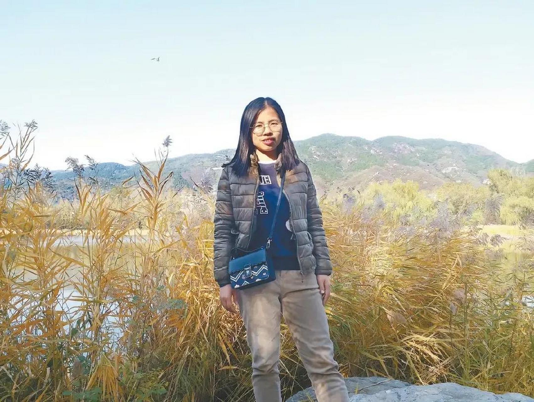 人民的好干部熊丽,在抗洪救灾中,被倒塌下的墙压住双腿牺牲了.