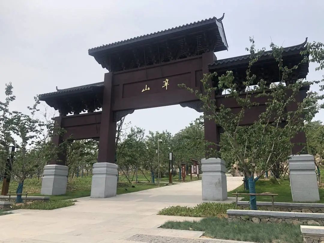 東有梅花五山公園,臥牛山公園,泉潤公園,西南繁花似錦,芳草如茵的北有