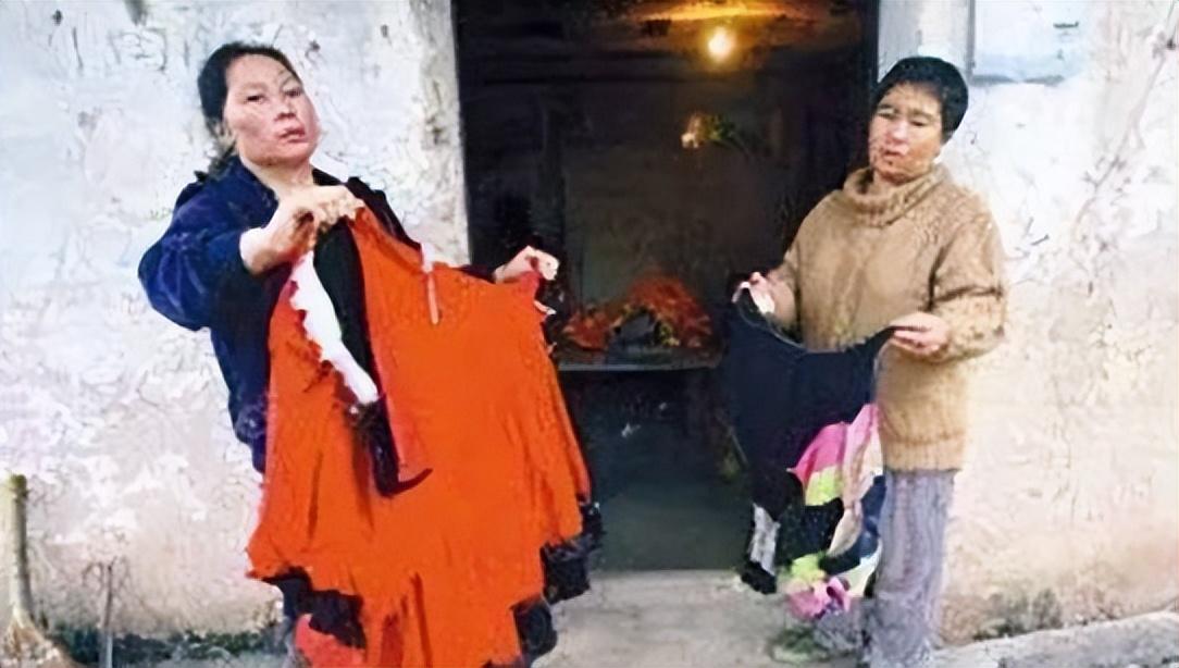 2009年,重庆红衣男孩身穿女装吊死房梁,追求冷门体位性窒息