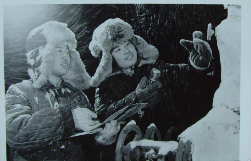 七十年代老照片:展现大庆油田工人抓生产场景,人多力量大