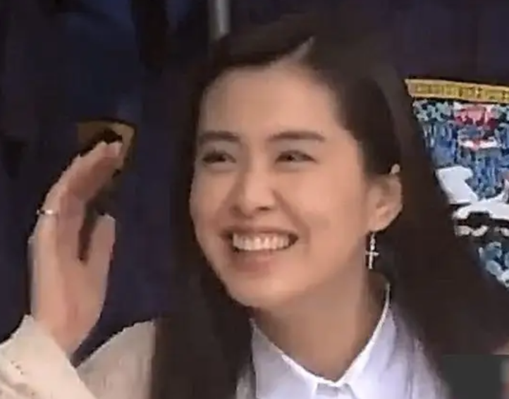 韩剧《请回答1988》中,就多次出现王祖贤的镜头,王祖贤的名字更是从头