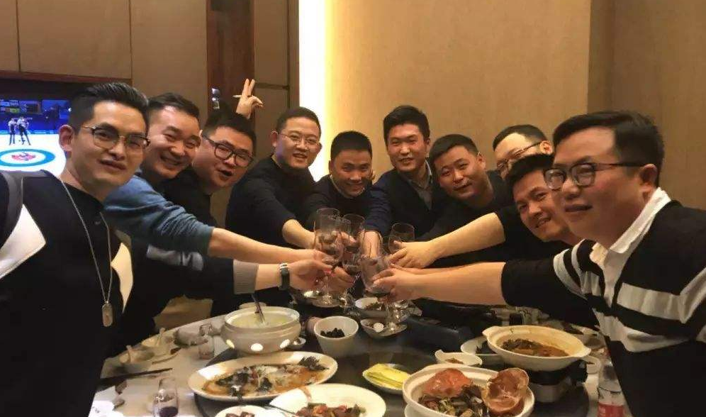 同学聚会花费2万元,富二代却要求"aa制",众人:不够意思