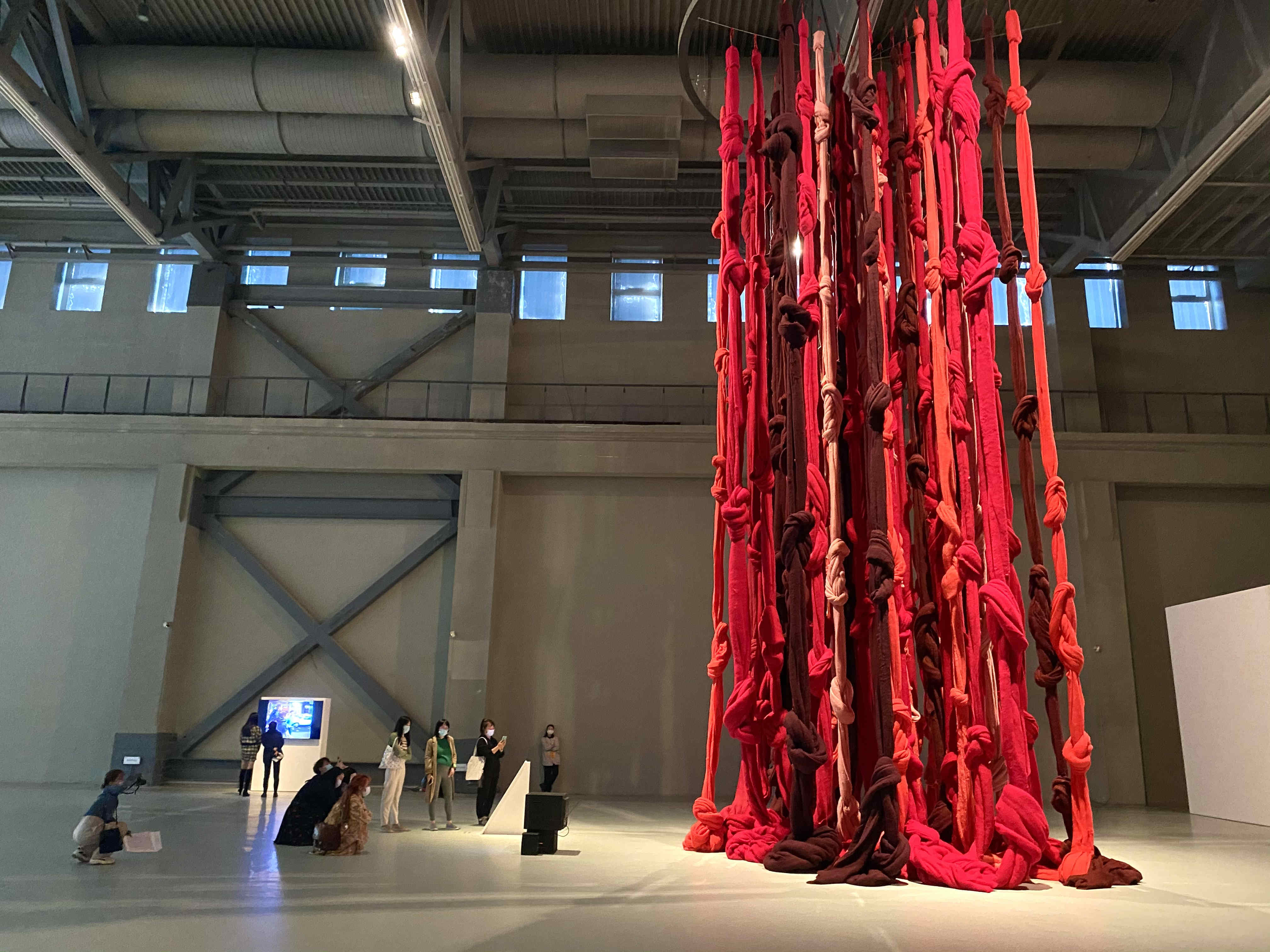 上海双年展"一个展览"开幕,孙甘露,许知远,王嘉尔,他们有了一个共同的