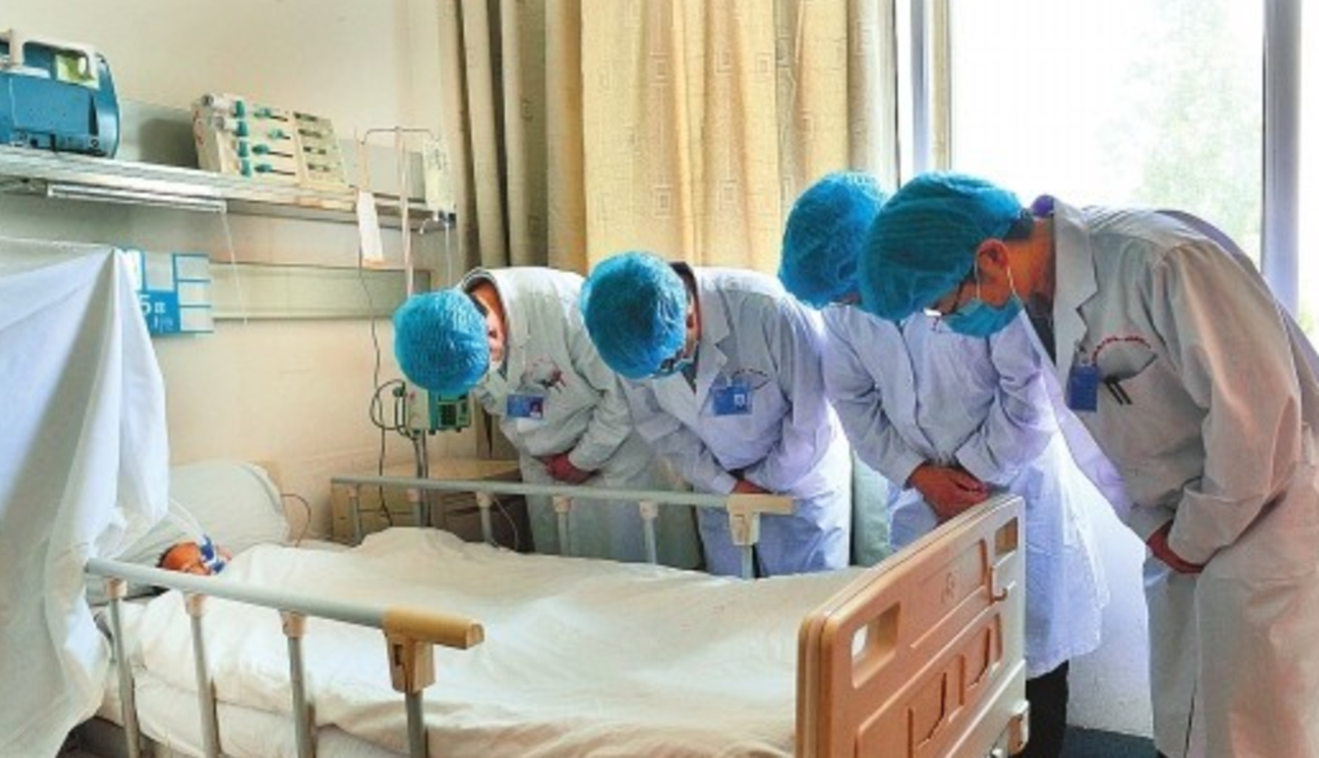 2013年,河北7岁男孩输液中突然去世,2小时后主治医生坠楼身亡