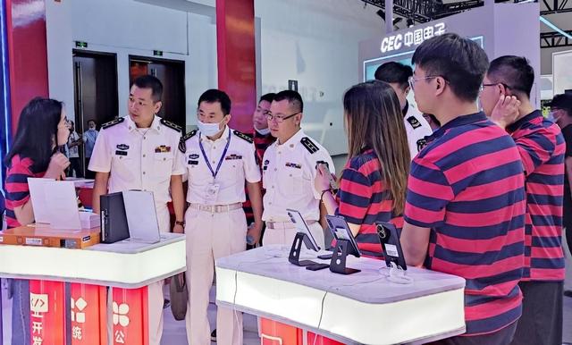 "网红钉子人"现身第十二届中国国际国防电子展览会