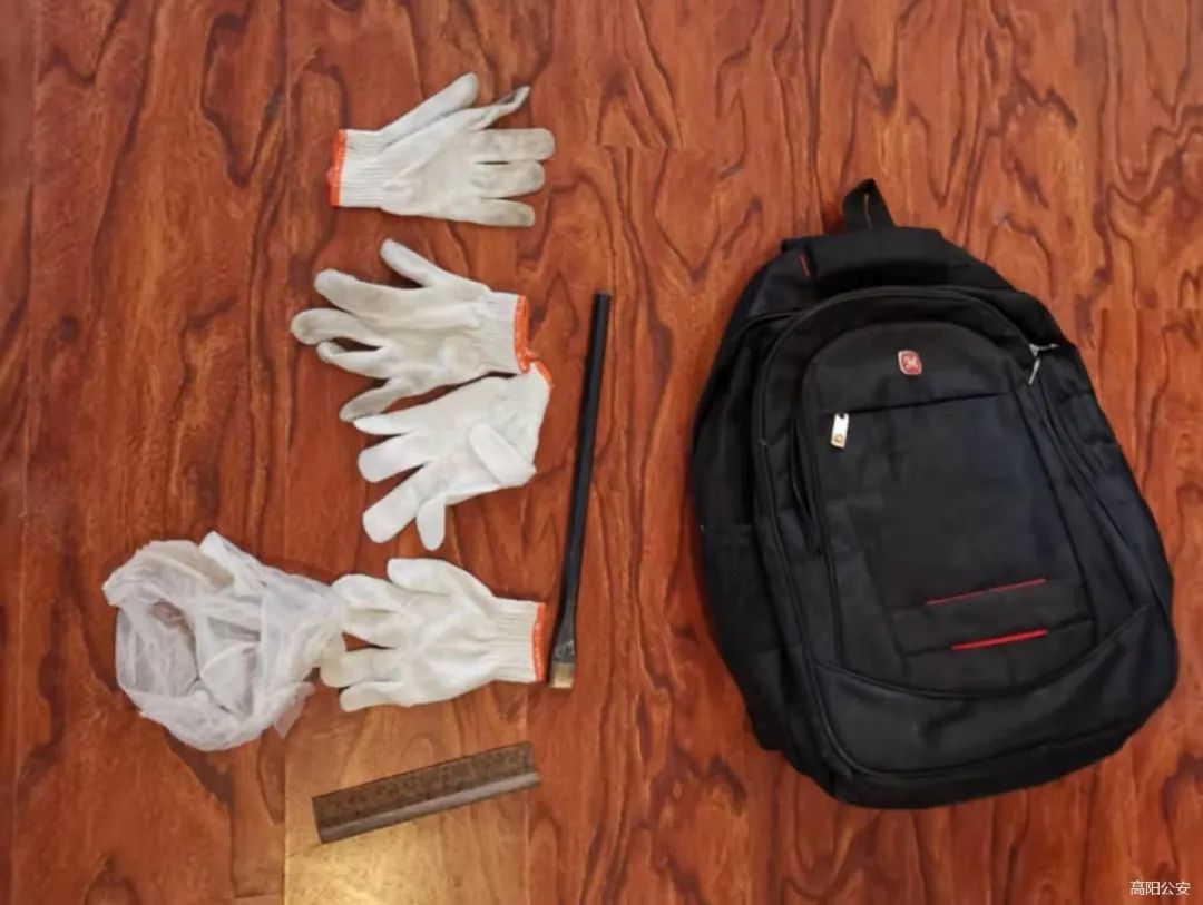 并在其租住的房屋内查获撬棍,背包,手套等作案工具