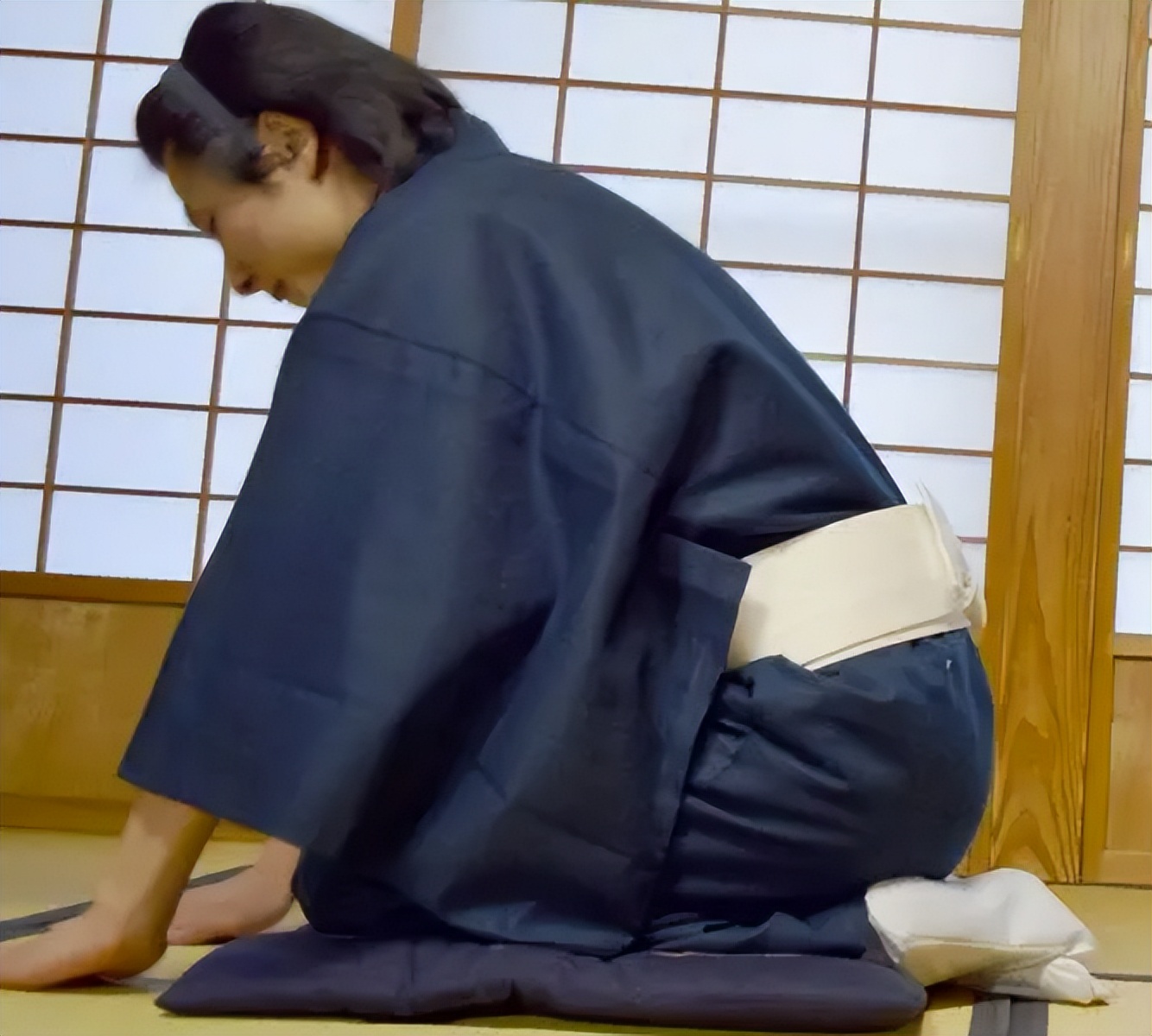 为何日本人喜欢跪地而坐,直接坐椅子不好吗?这里头大有讲究!