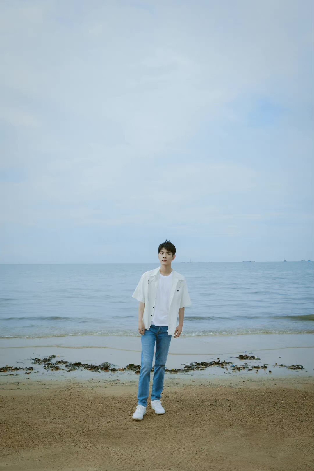肖战海边氛围感写真,白衬衫牛仔裤好清爽