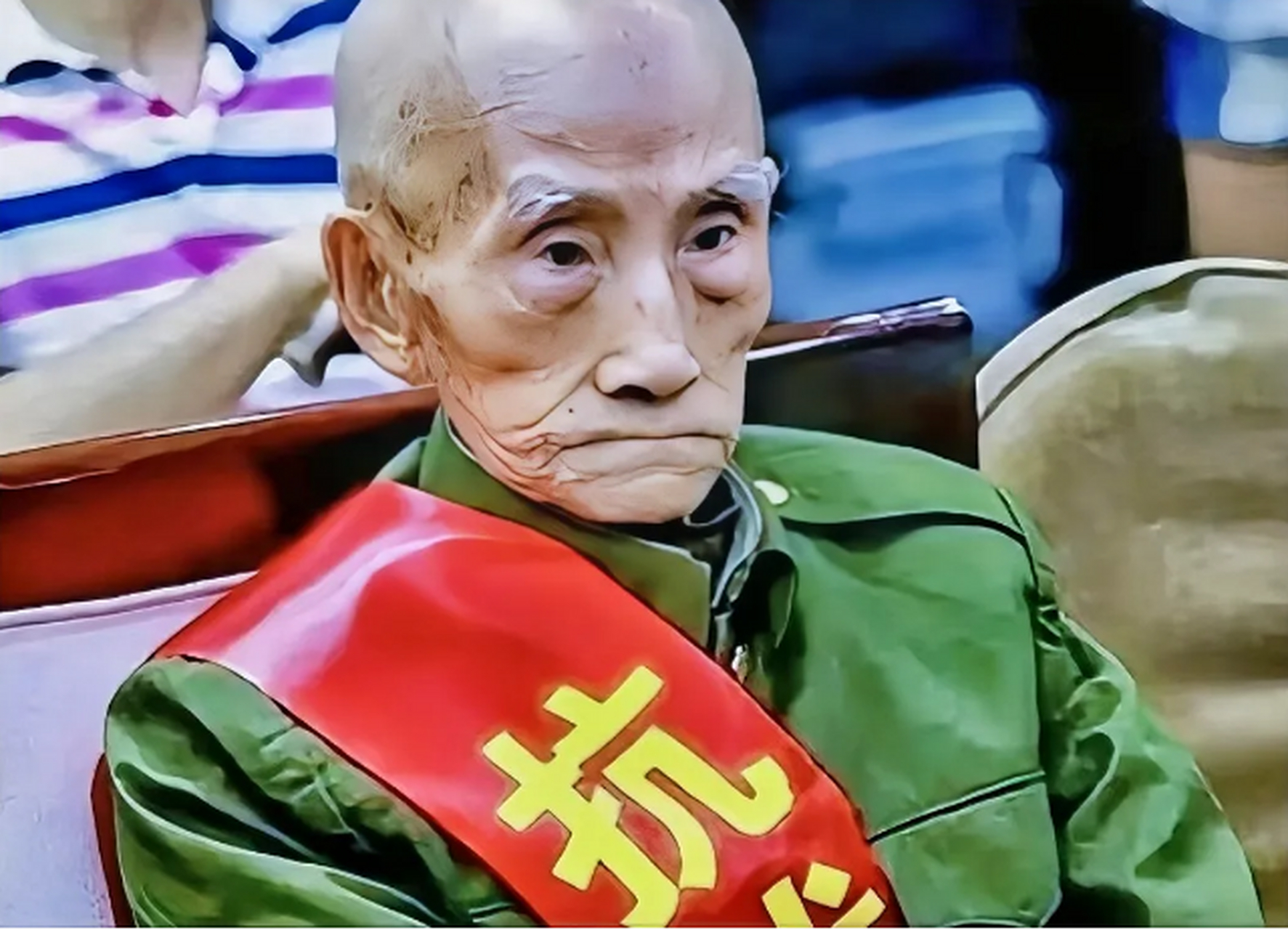 1945年,曾岳峰和战友追击败逃的日军.