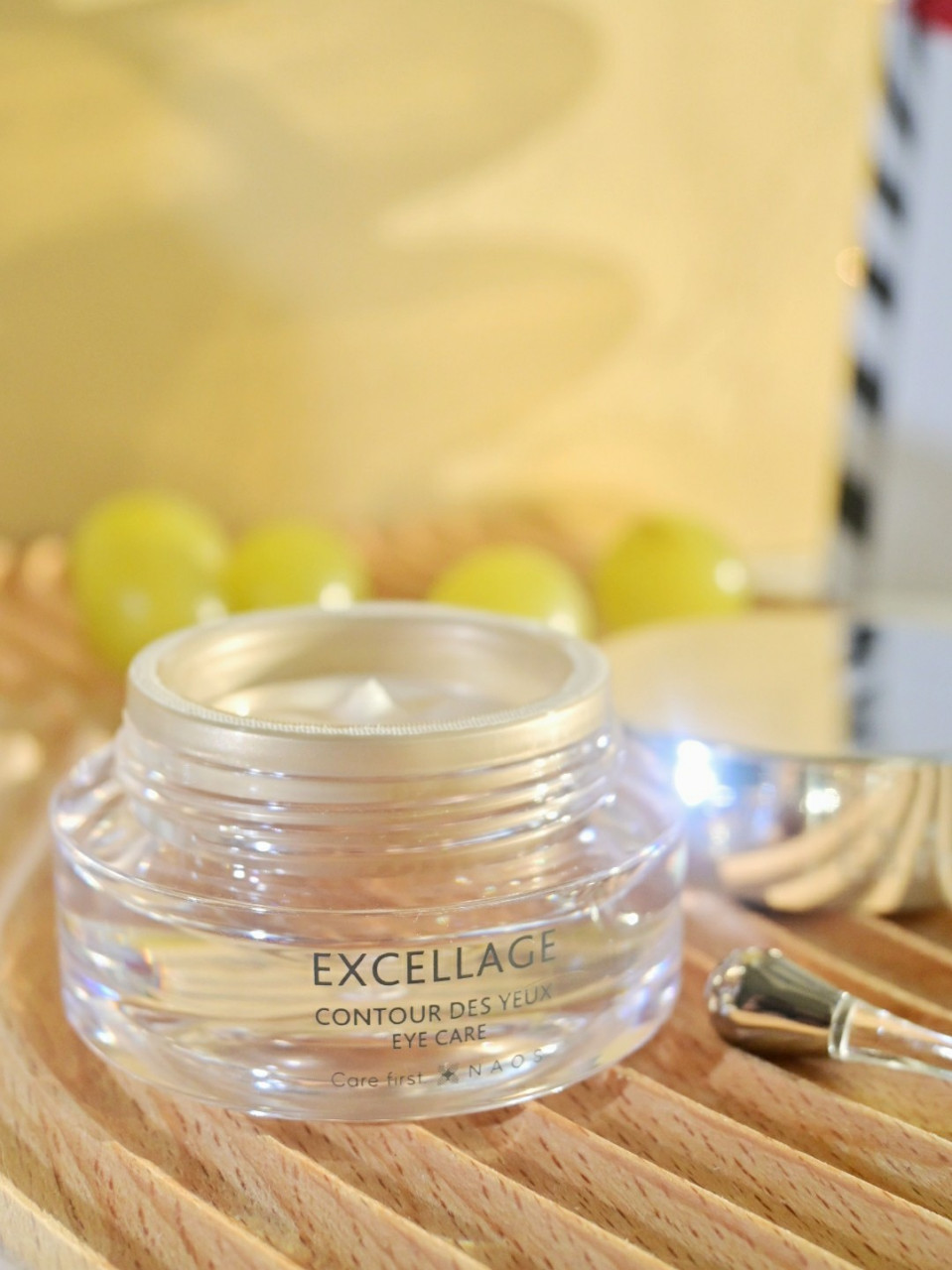 这个雅诗敦金睿御龄焕活紧实眼霜是真的蛮好用的 整体属于柔润乳霜的