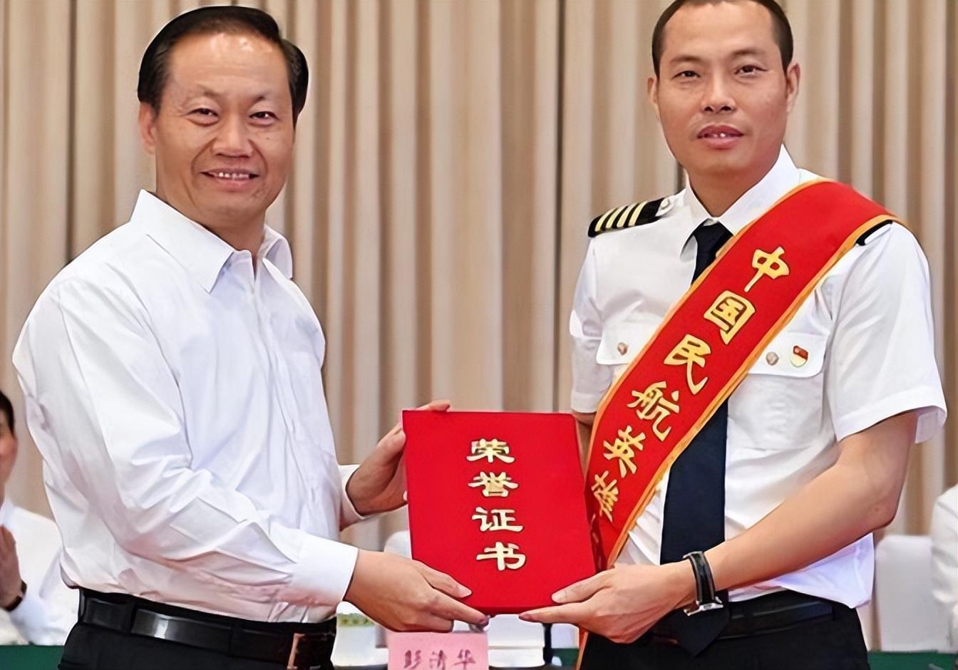 回顾:万米高空飞机“挡风”炸裂,34分钟救128人的刘传建,如今怎样了