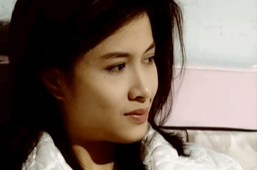 海怡先假意与韦金玲和好,又勾引母亲的情人李英杰,挑拨两人关系.