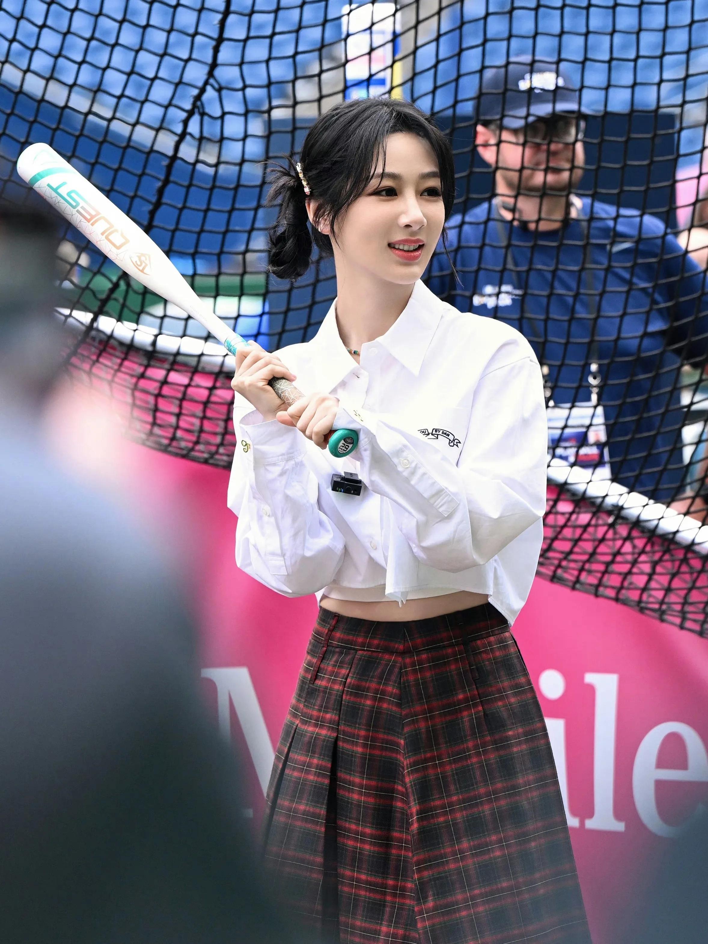 杨紫露腰衬衫现身棒球赛场,造型青春元气活力满满