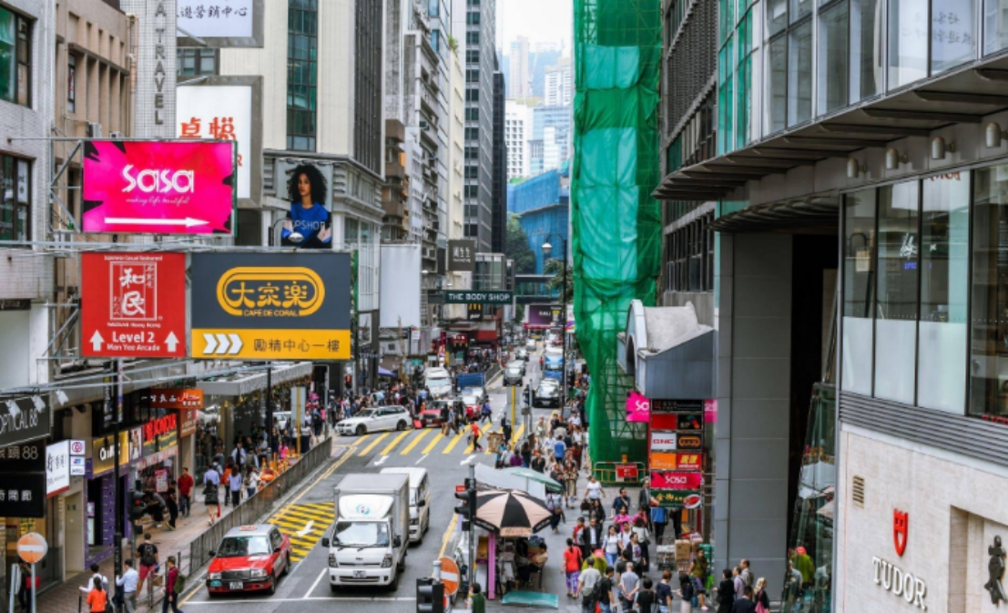 香港廟街,又被稱為港風一條街,濃縮了當地的各種文化