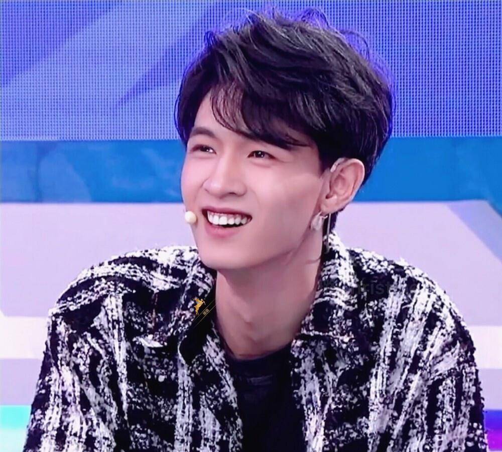 "一战封神"秦霄贤:郭德纲力捧,月薪700开玛莎拉蒂,和白鹿组cp