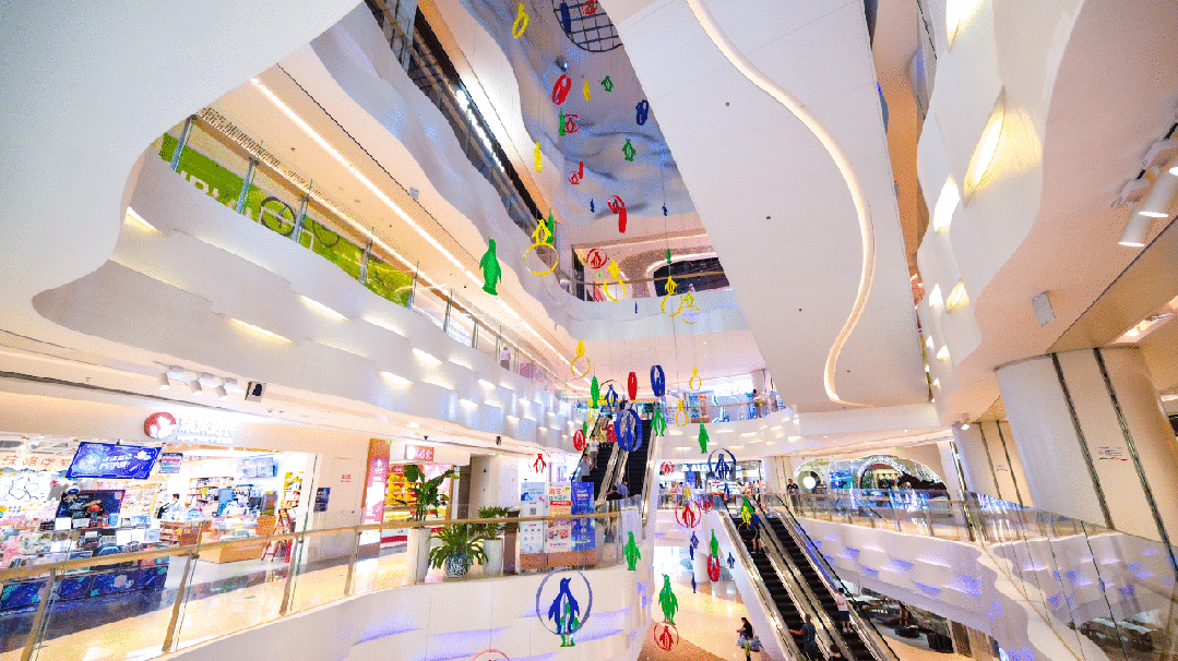 而室内无论是空中垂落的五彩企鹅,还是章鱼扭蛋机等装置,无一不在营造