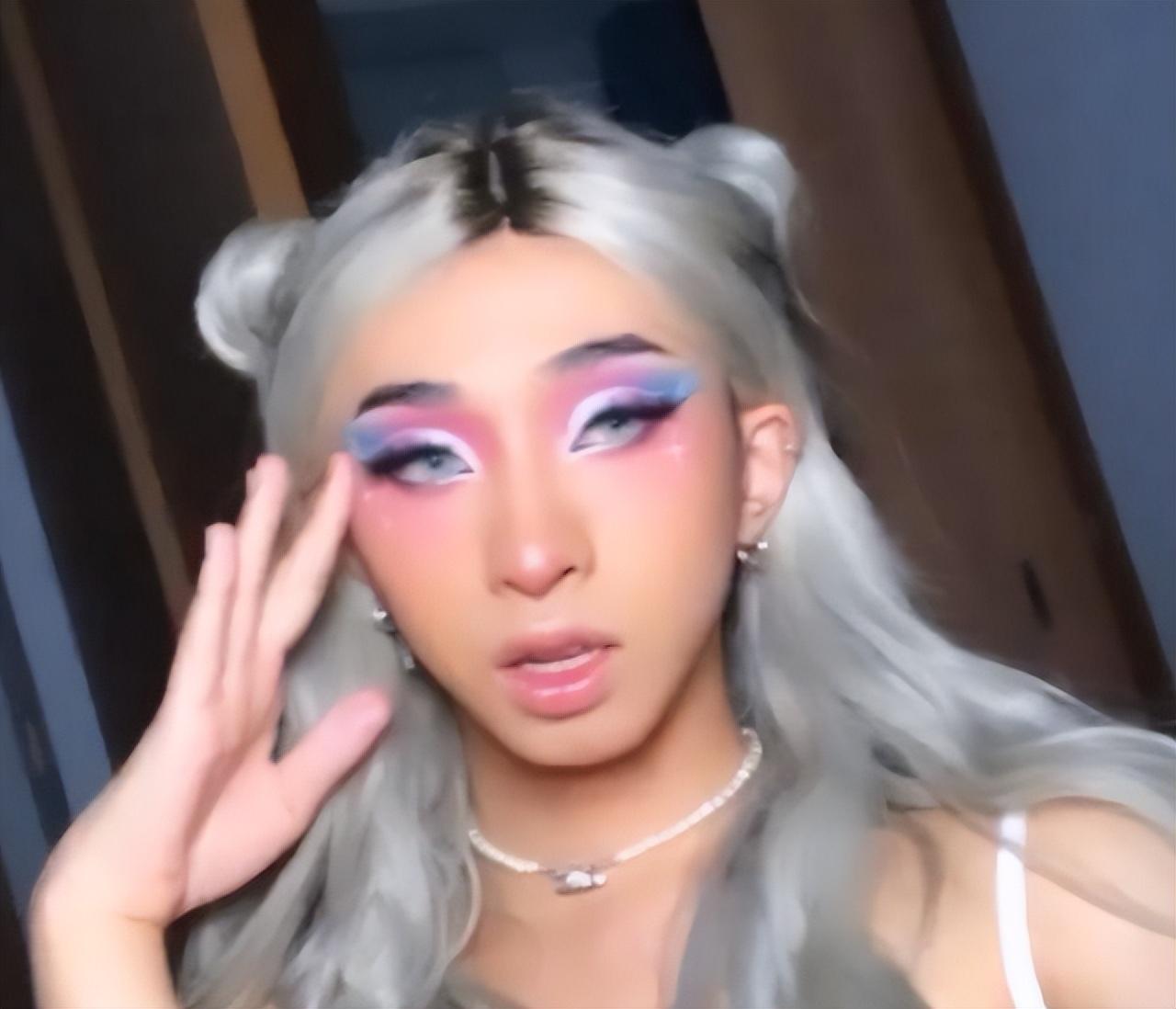 回顾:伊能静在美国,曝儿子哈利面临人生重要转折,此前常穿女装