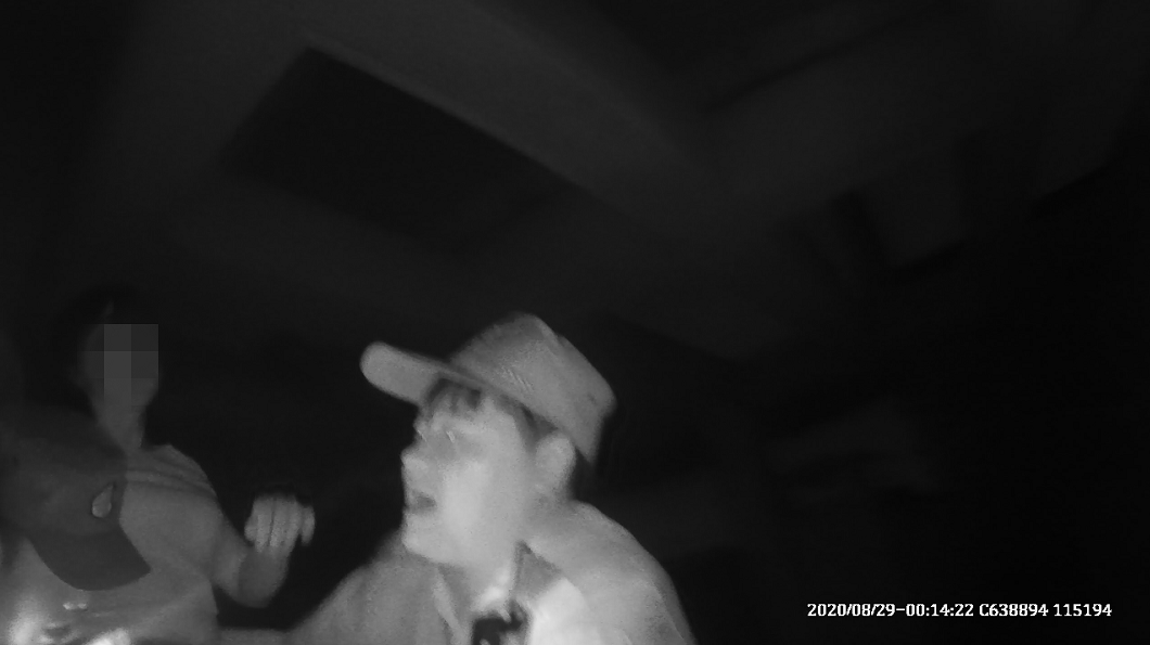 情侣吵架|男子深夜报警，称有个女人一直在敲门，民警赶到后吓出一身冷汗