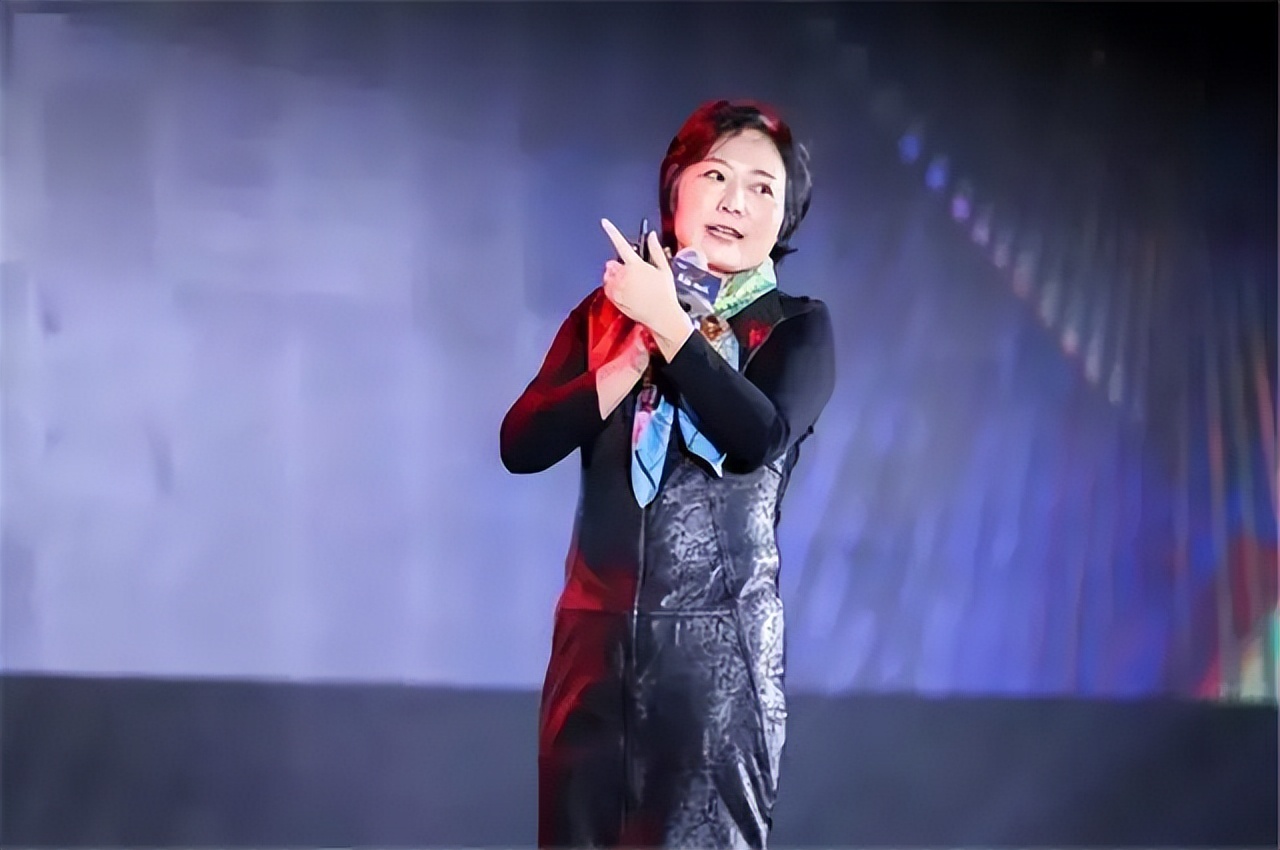 重庆富豪吴亚军:掌管龙湖地产,丈夫离婚娶空姐,大方分其200亿