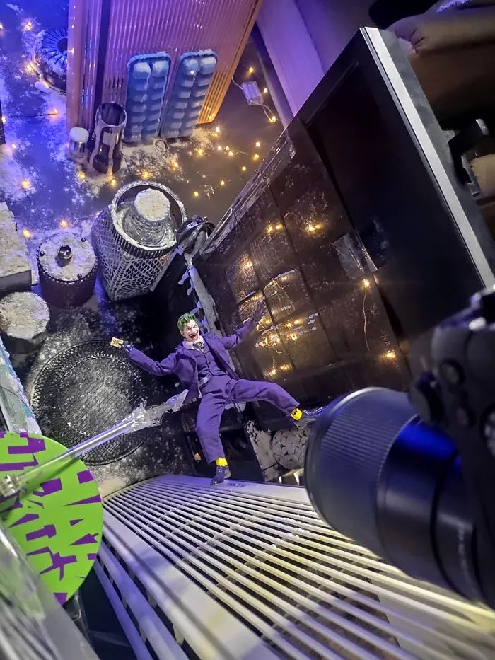 继泰国小哥之后,这位大神也以低成本,营造出小丑坠楼的场面