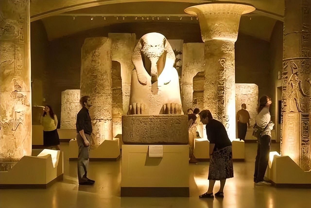 永恒的亲吻:躲进谷仓中拥吻,被人发现时,已经吻了2800年