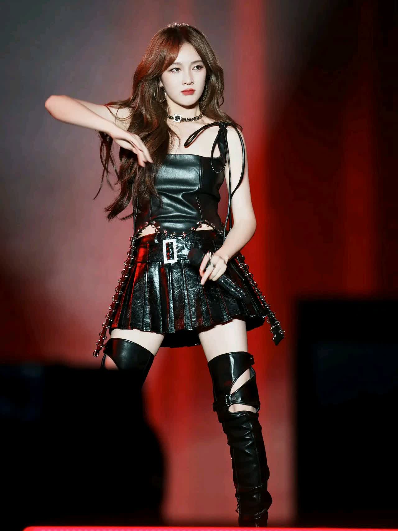 孟佳舞台表现力十足她的百变形象成就了爆款新闻标题