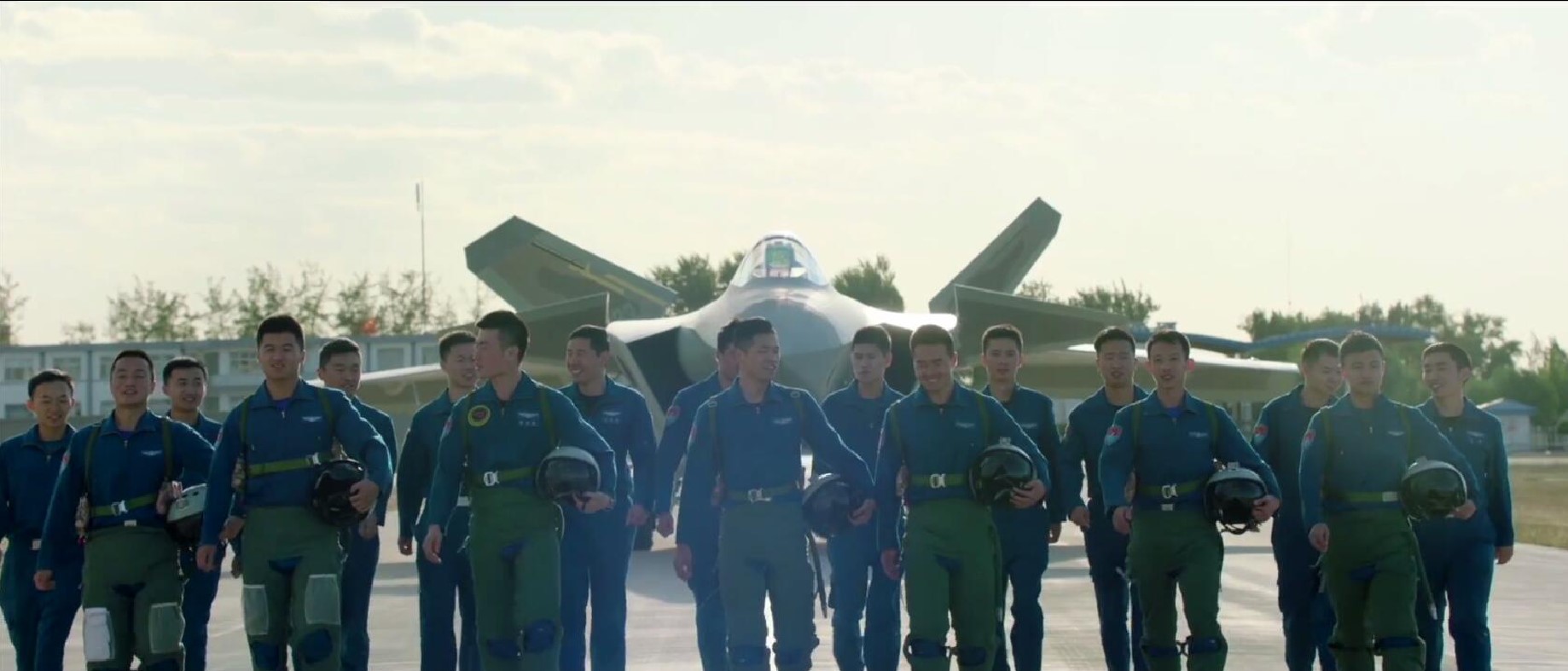 歼20七机同框队形整齐飞行秒米不差引起广泛关注