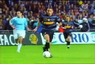 国米上一次进入决赛,罗纳尔多钟摆过人,萨内蒂爆射成为经典