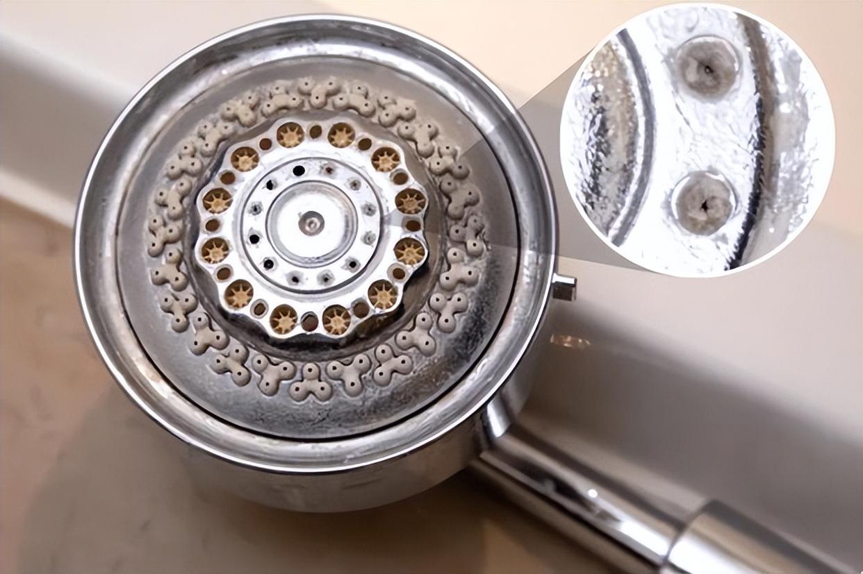 家里面的花洒被水垢堵住了?可以试一下这些方法,出水量又大又猛