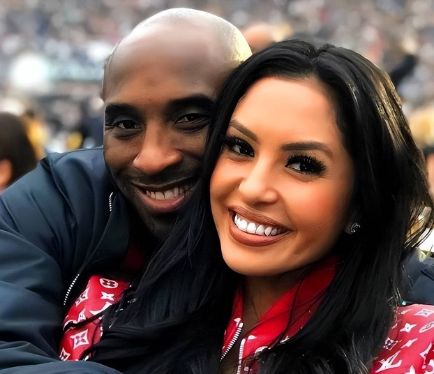 回顾 科比女友近乎赤身登杂志封面,身材傲人,瓦妮莎:不要脸!