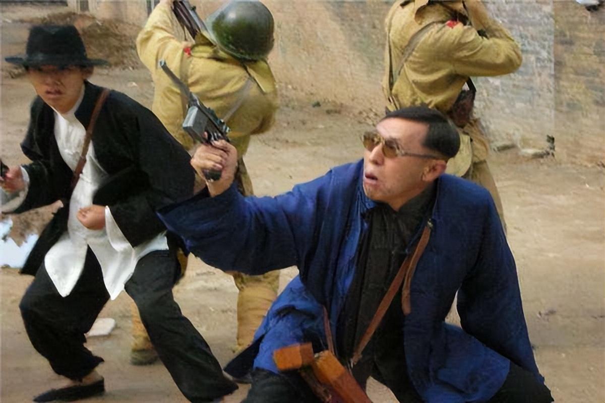 43年八路军政委重伤倒地装死汉奸发现后对他说鬼子很快就走