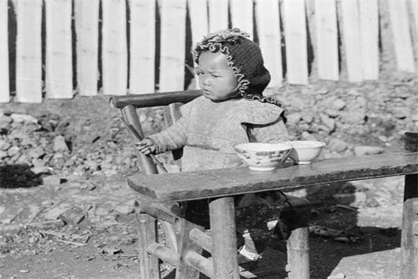 老照片:罕见民国时期的孩子们,看看百年前的孩子们都在干什么?