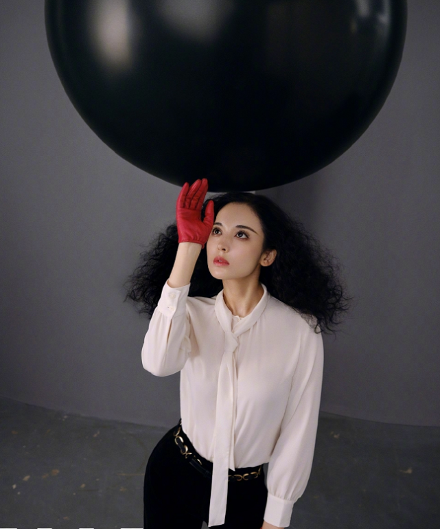 娜扎尝试爆炸头发量让人羡慕,当幕后照曝光,才知女星发量多原因