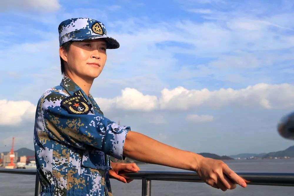 韦慧晓:18岁考入南大,23岁进华为,44岁成为中国海军首位女舰长