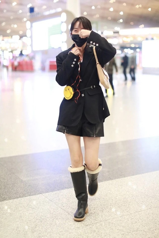 袁冰妍到底在想什么,短裤配羊羔毛皮靴还露腿,这造型有点摸不透