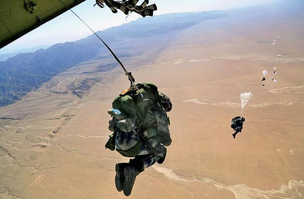 空降兵全旅战备出动,数千名伞兵空降作战,需要多少架运20?