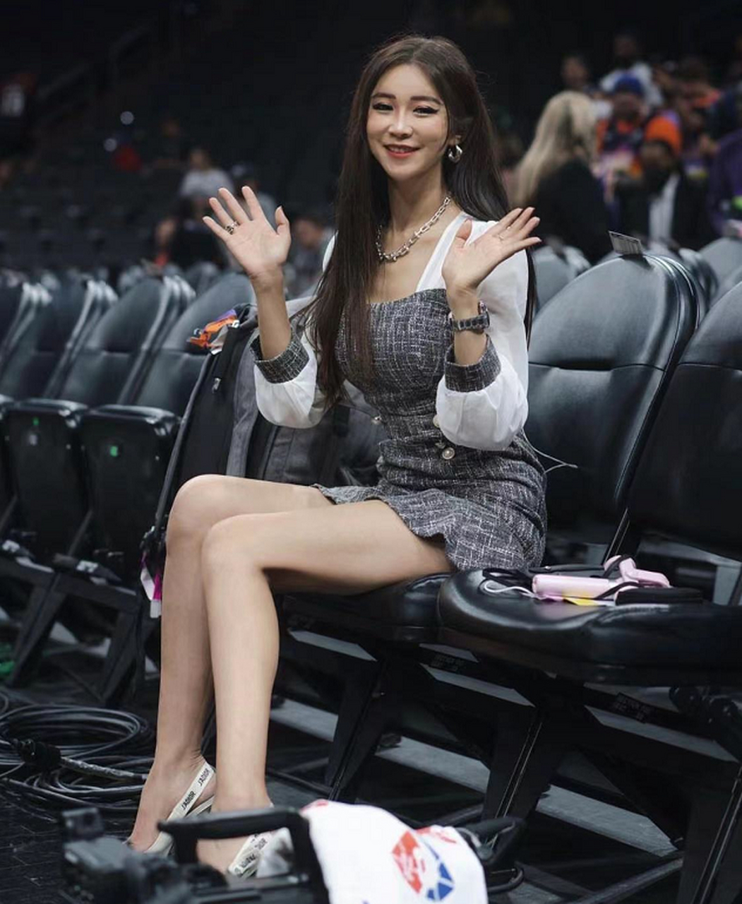 詹姆斯认为最美中国卡戴珊是周玲安(左图) 库里认为最美正版卡戴珊