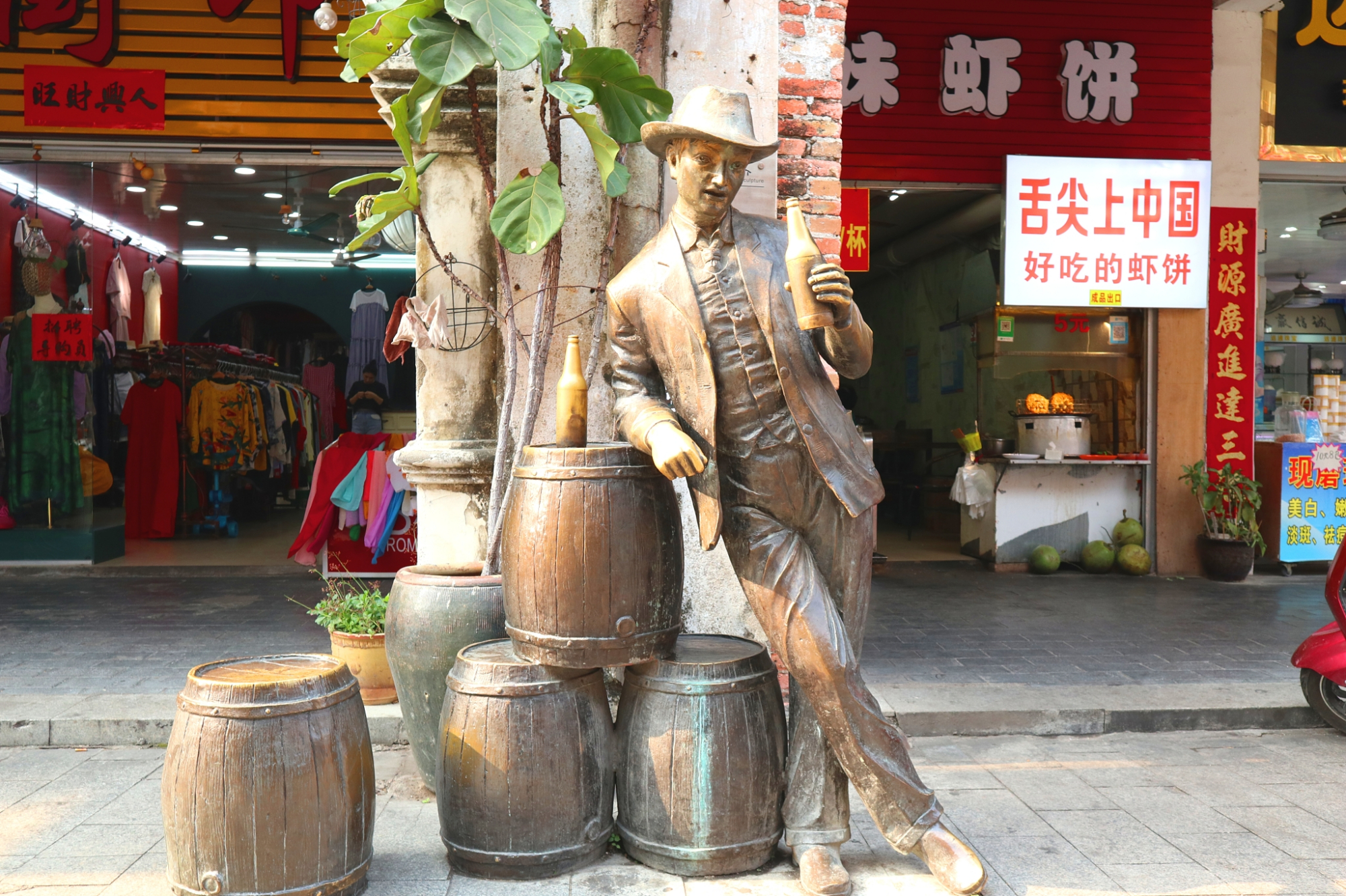 广西北海老街的百年史,都藏在一组组青铜雕塑中,游客易错过