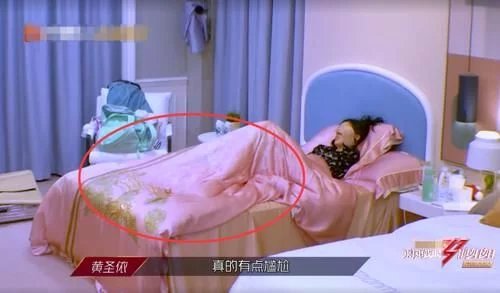 不愧是贵妇,别人都是统一床单,只有黄圣依的床品太豪气