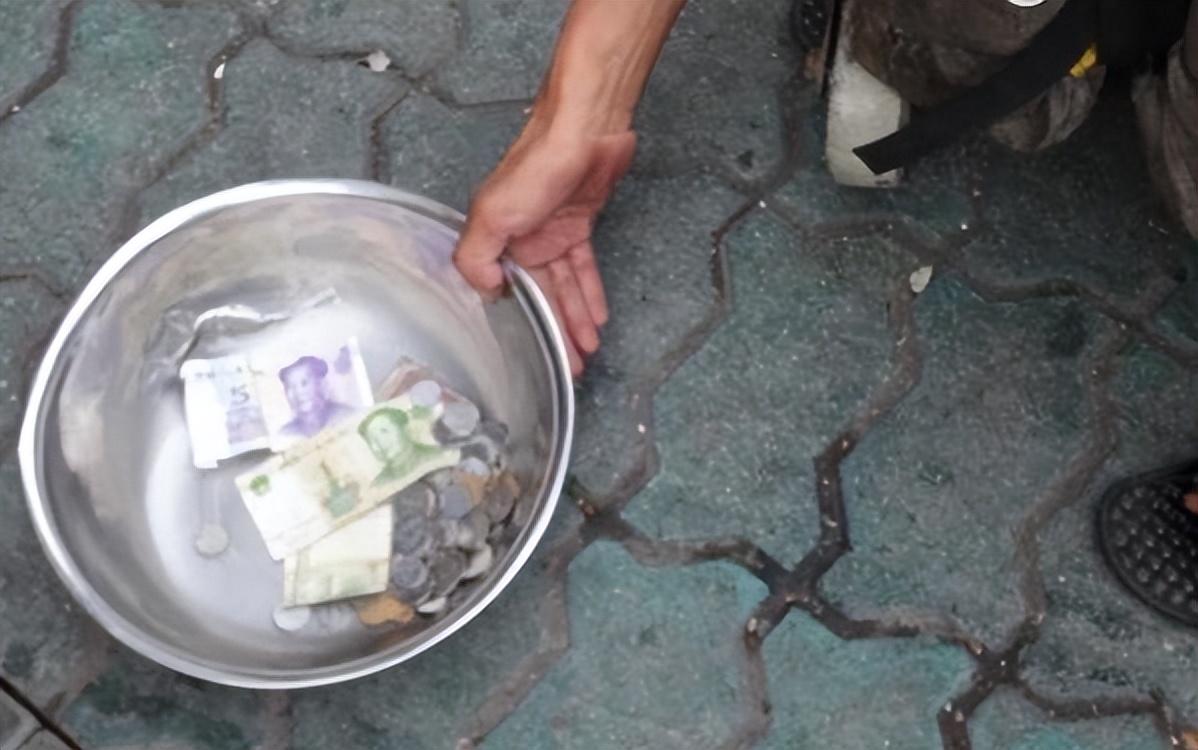 16年广州男子买菜,偶遇双脚被截断的乞丐,结果是失踪12年的同学