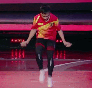 小学生教兵哥哥跳绳:谁还没点看家本领啊,看我怎样刷新你的认知