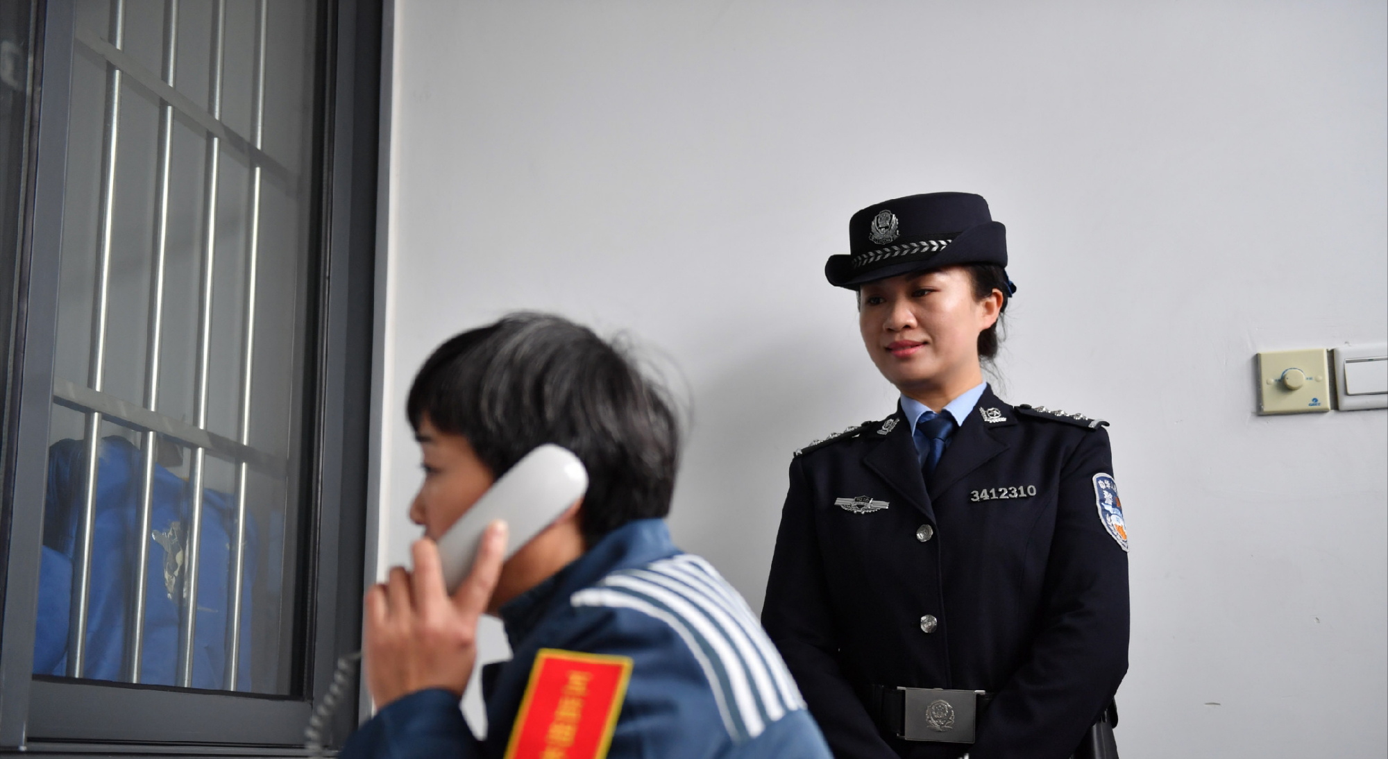 女白领赵醒贪污24万被判7年,一入监狱就耍花招,狱警:太狡猾了