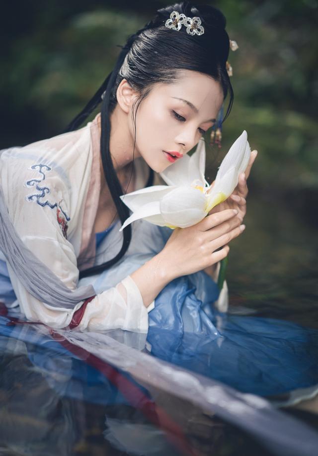 本以为十里穿汉服已经够美了,看到谢安然后,才知道什么是惊艳!
