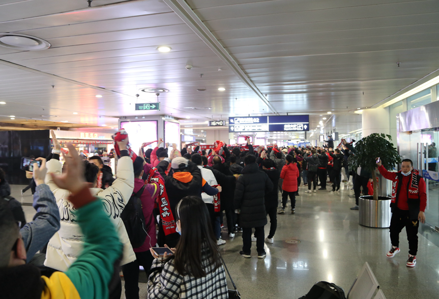 双流机场热闹了成都蓉城队荣归故里数百球迷机场夹道欢迎