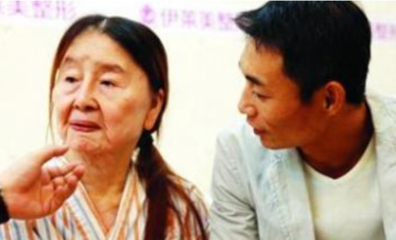 2004年,河南19岁女子生完孩子一夜变老,儿子:不要你这个丑八怪