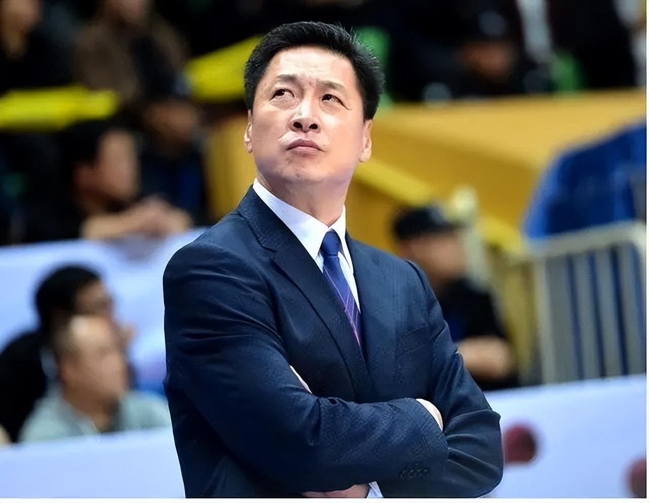 60岁李春江现状:痛打马布里陷入下课风波,儿子李京龙冷坐板凳席