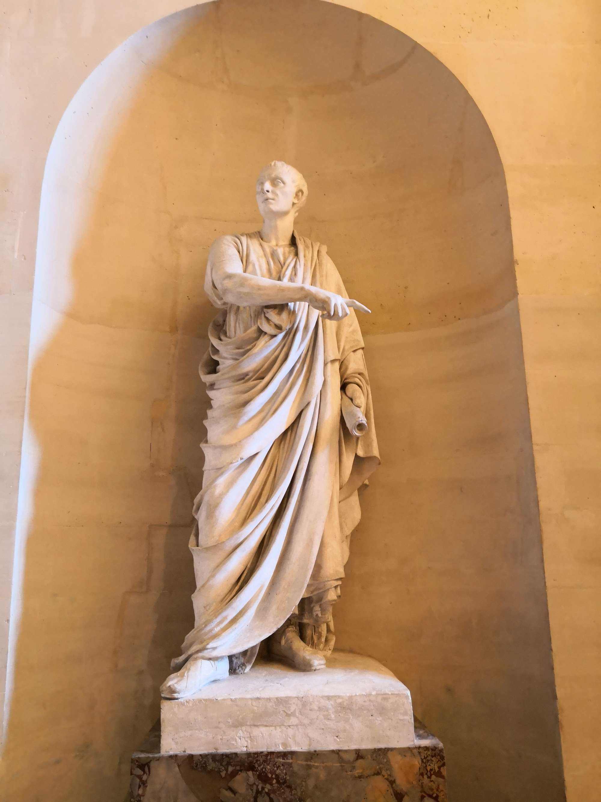 西方雕塑中的人物,为何没有体毛?难道是中西方的审美不同