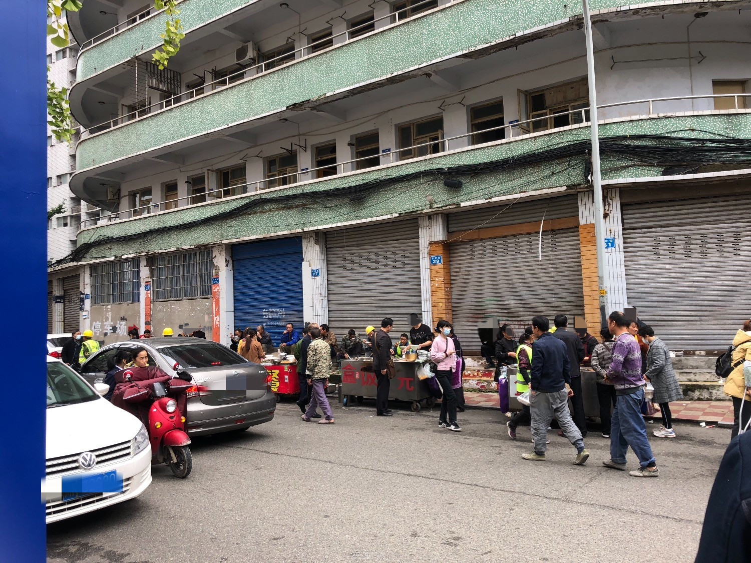 南充;花市街卖盒饭摊贩占据人行道,让附近交通环境颇受影响