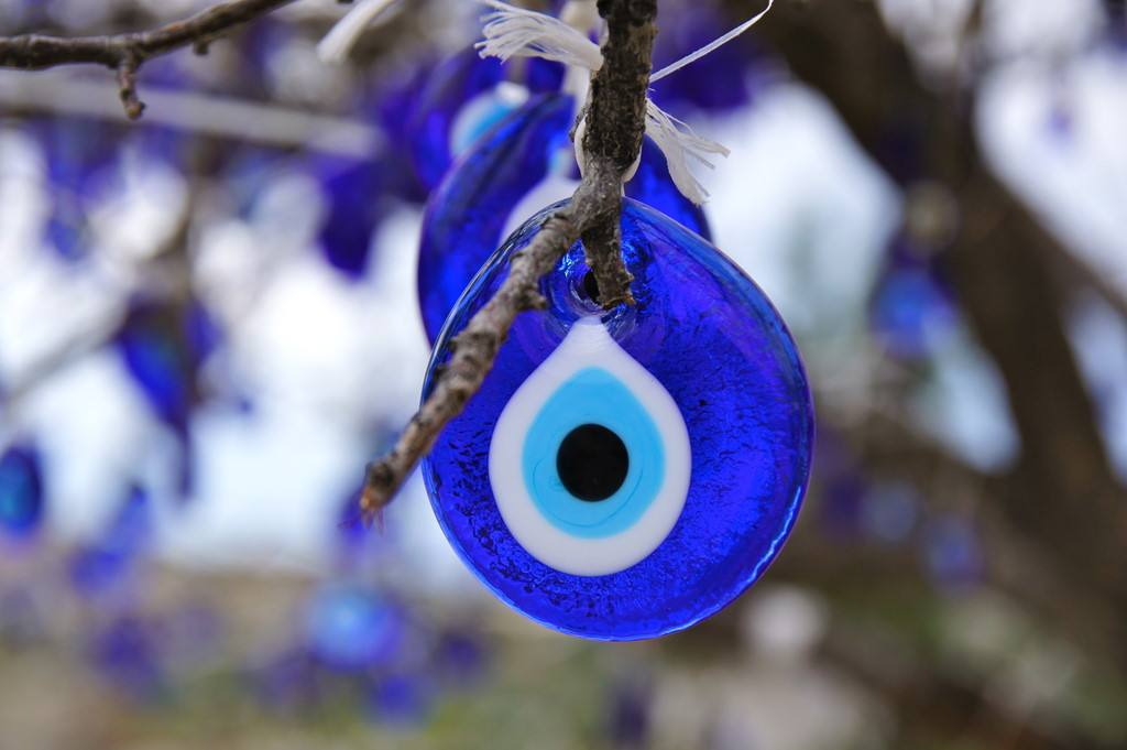 在土耳其有种蓝眼睛挂链,看着挺漂亮,其实它被丢在路上也不要捡